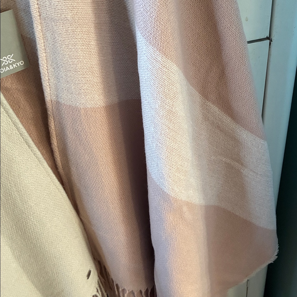 Soia & Kyo Pink And Cream Shawl Nwt Fringed Hem — image 7 of 8